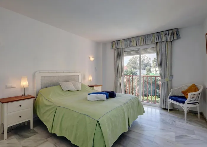 Luxury 2 Bed Freeview Tv Wi Apartment Marbella