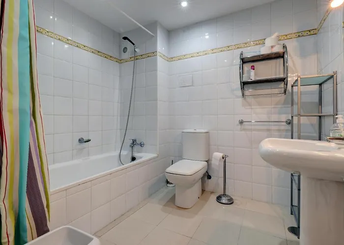 Luxury 2 Bed Freeview Tv Wi Apartment *